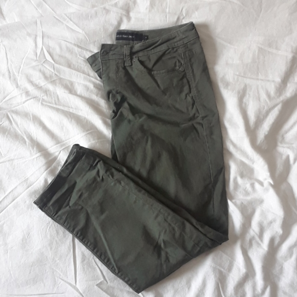 Calvin Klein Capris - Picture 1 of 2